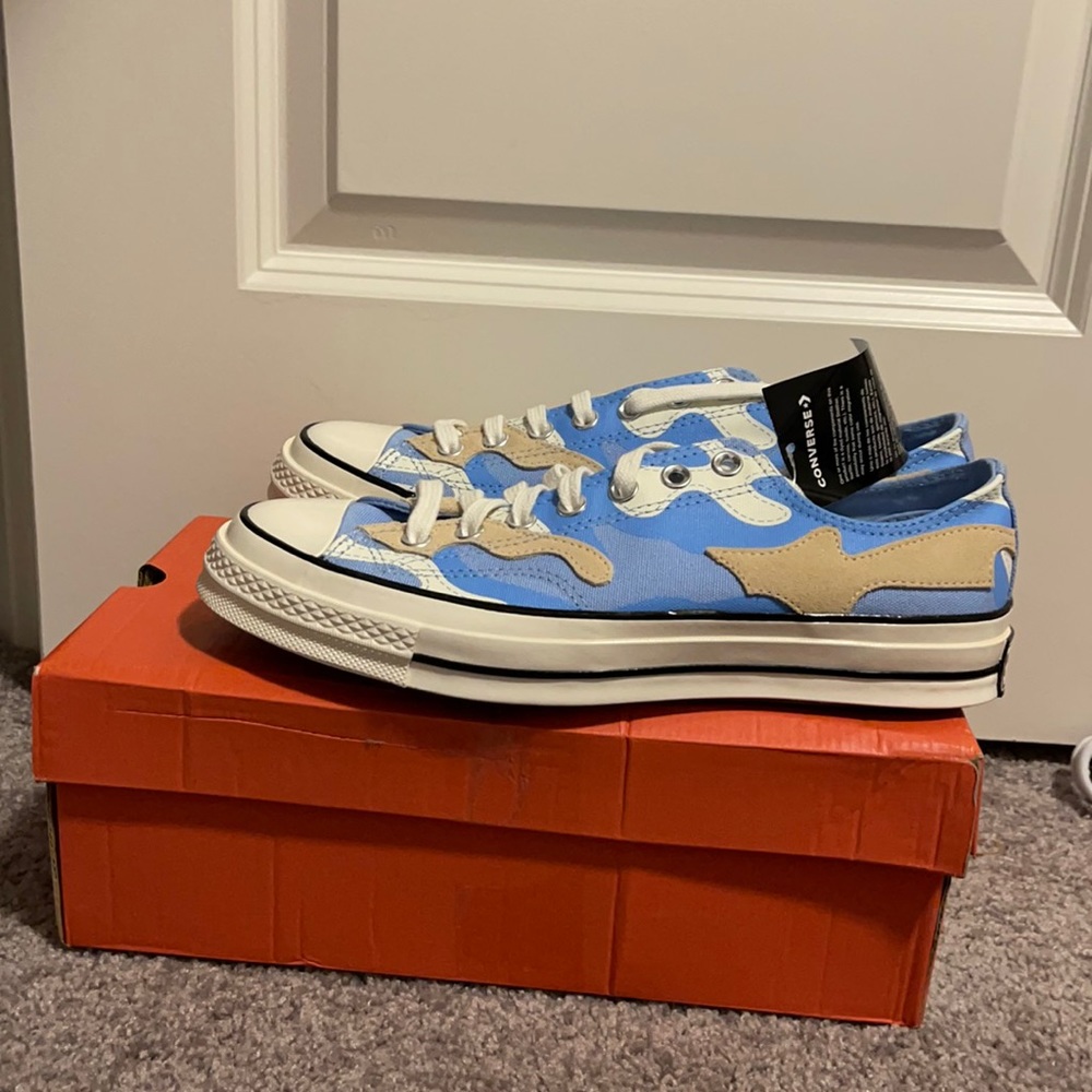 converse blue man